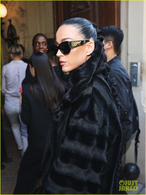 Katy Perry Goes Topless Under an Open Coat at Balenciaga’s。